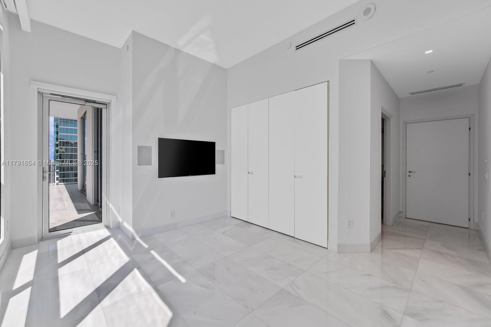 300 S Biscayne Blvd #PH-3902, Miami FL 33131