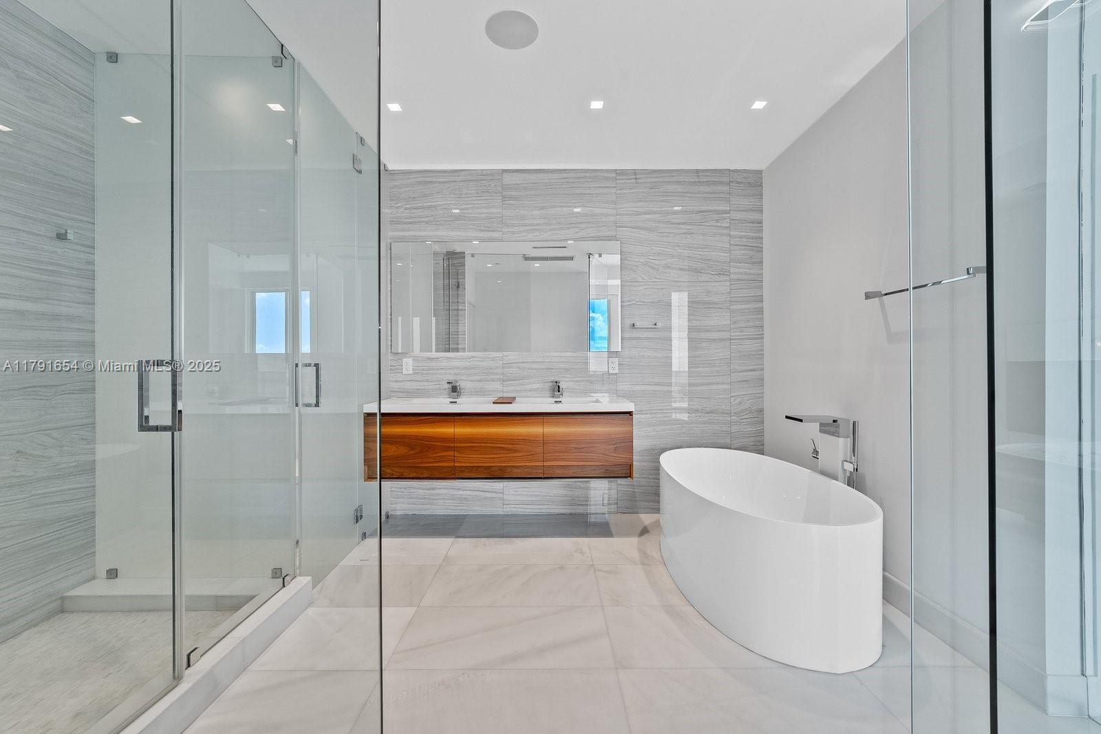 300 S Biscayne Blvd #PH-3902, Miami FL 33131