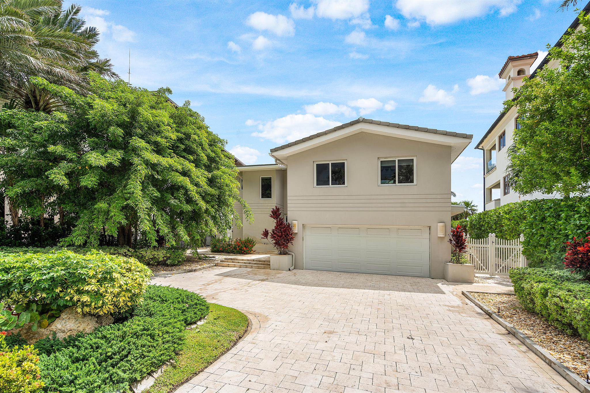 1906 Bay Drive