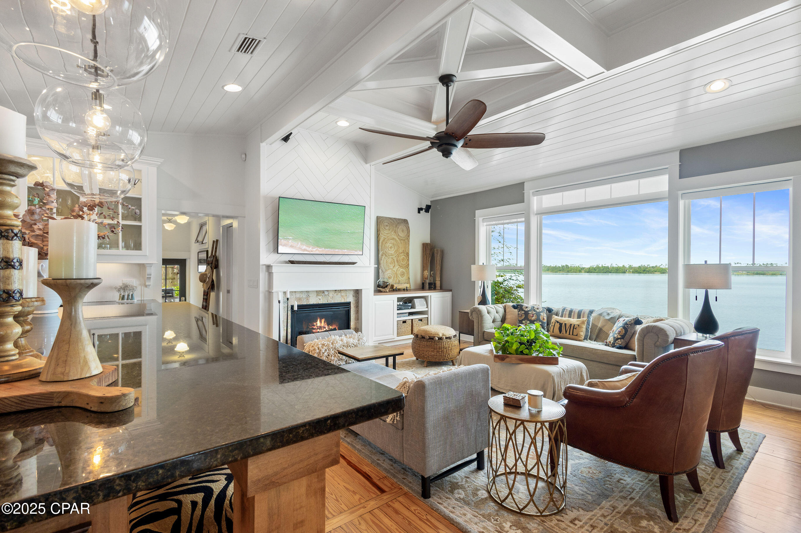 Listing photo id 3 for 7831 Hwy 2311