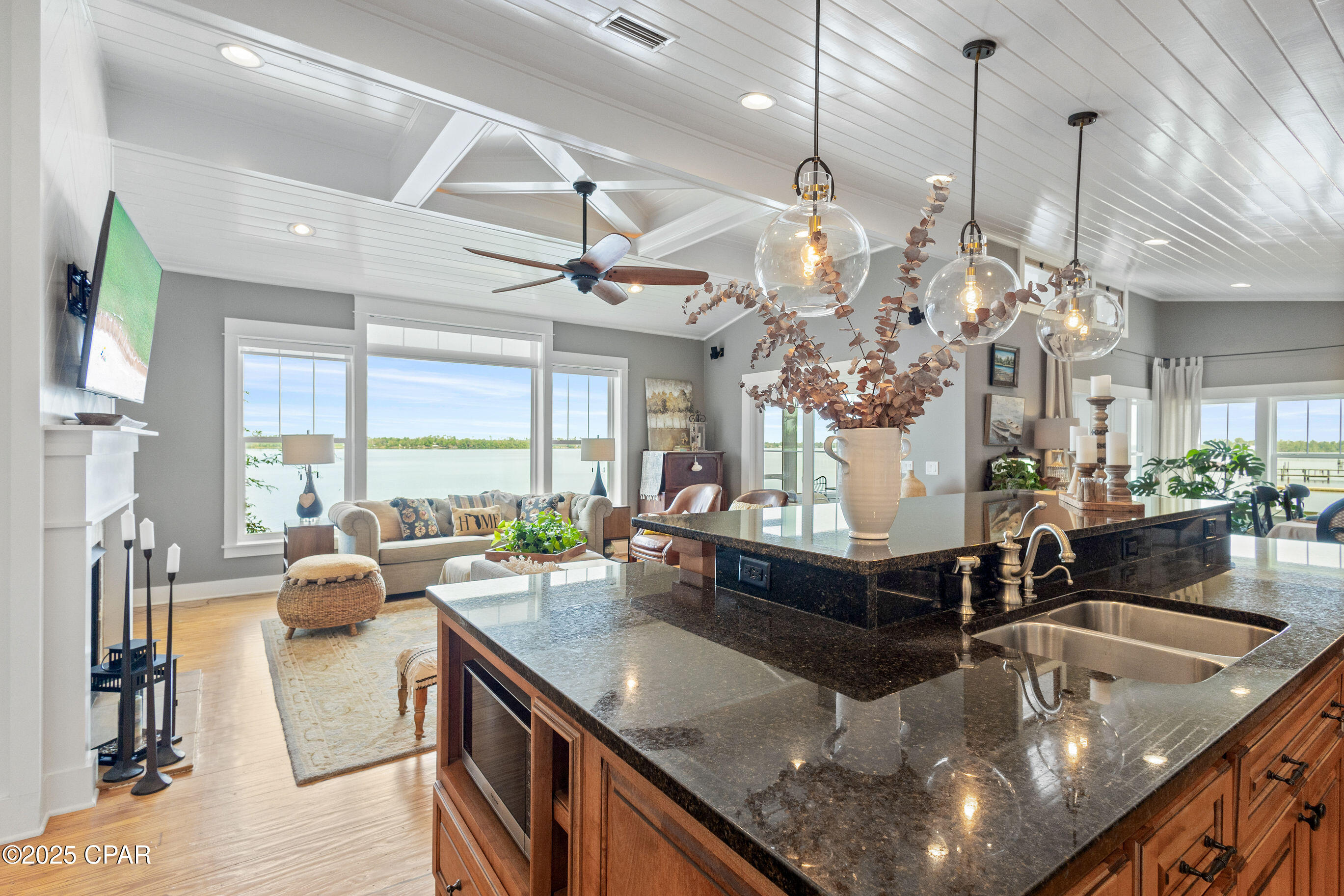 Listing photo id 5 for 7831 Hwy 2311
