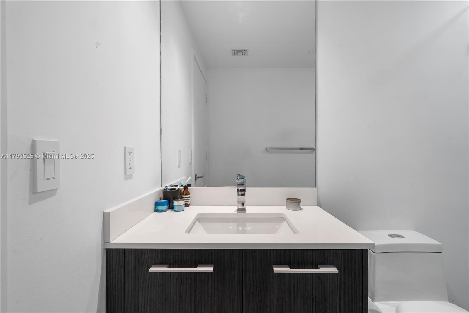 55 SW 9th St #1501, Miami FL 33130
