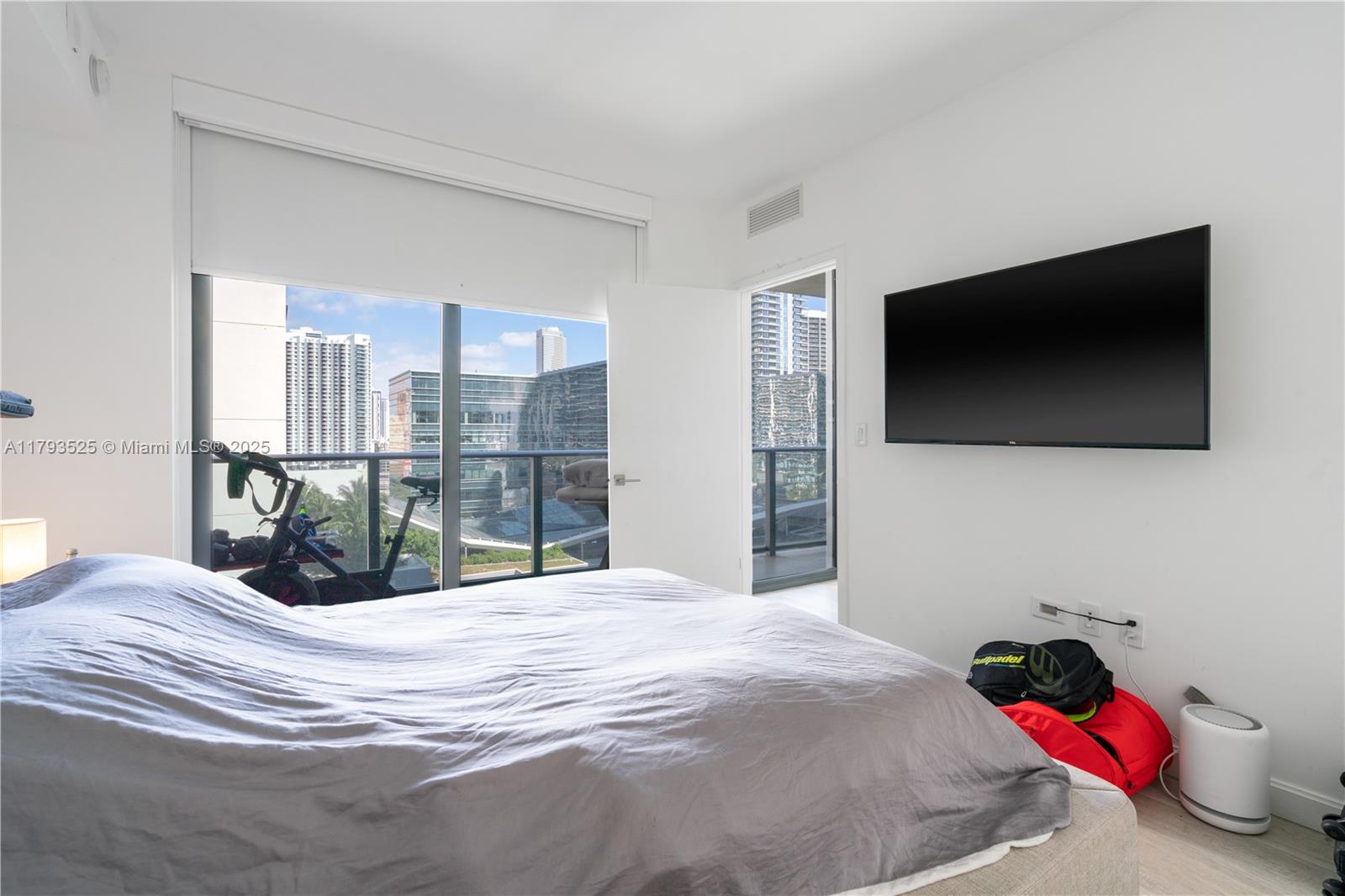 55 SW 9th St #1501, Miami FL 33130