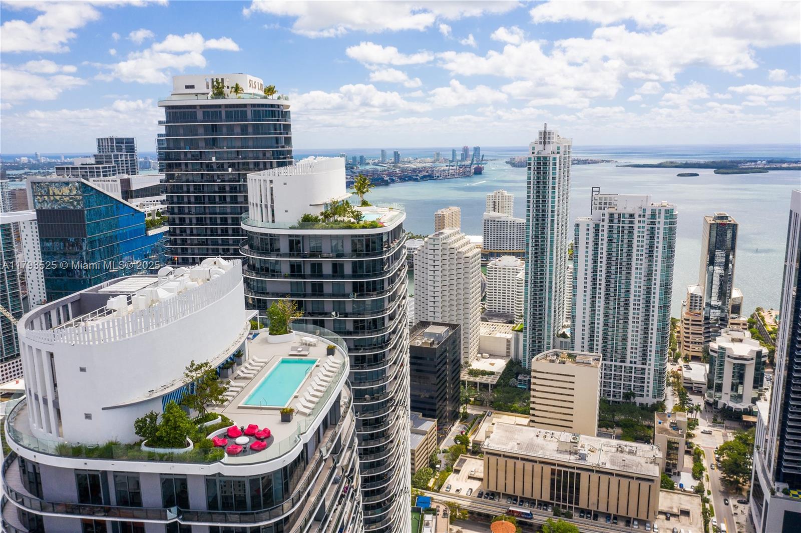 55 SW 9th St #1501, Miami FL 33130