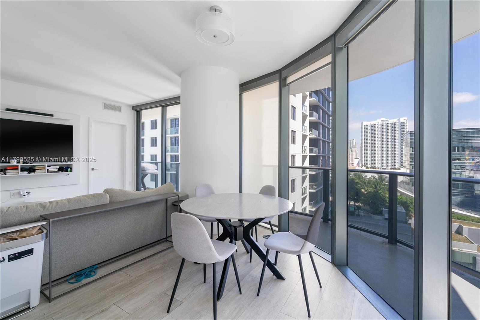 55 SW 9th St #1501, Miami FL 33130