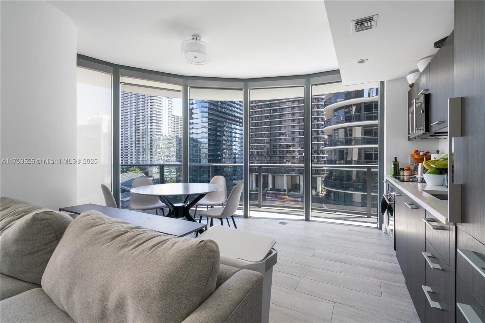 55 SW 9th St #1501, Miami FL 33130