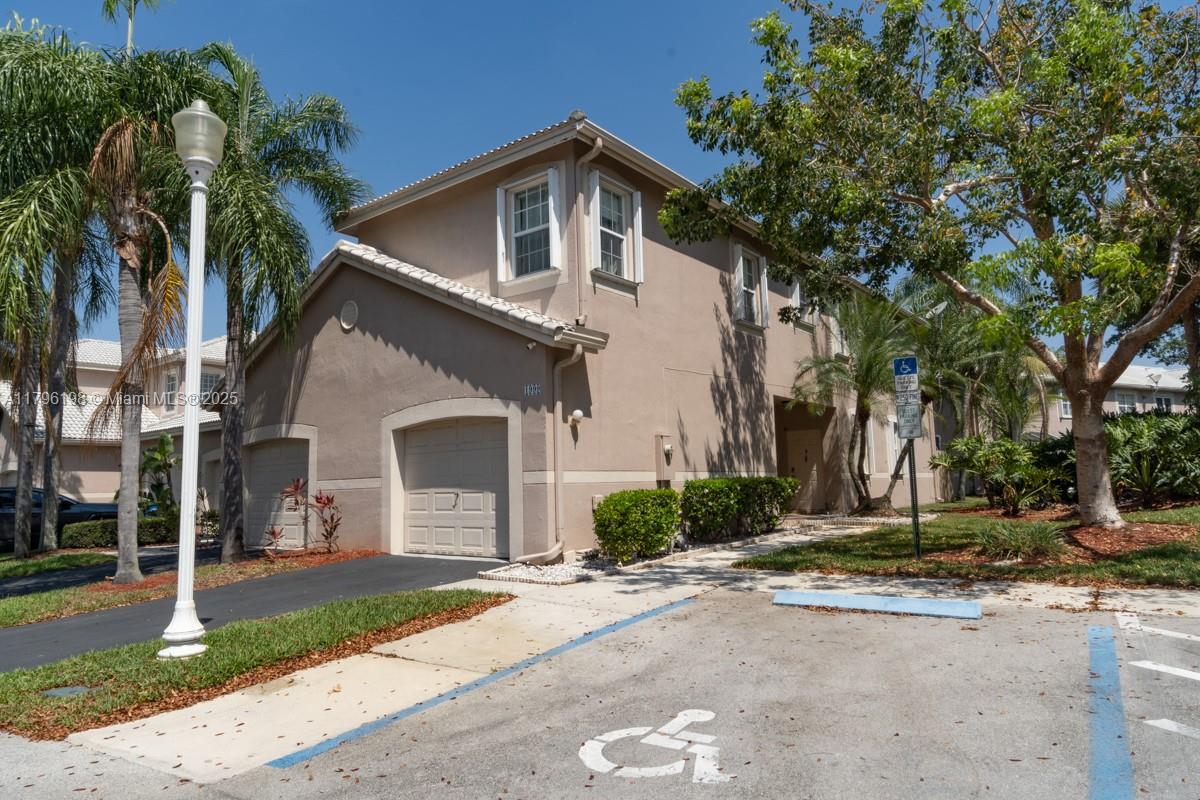 Beautiful townhouse in an unbeatable location. Easy access to the highway, top-rated schools, shutters, closet interiors, and spacious living room. The community offers pool and playground. Ideal for families looking for a safe and vibrant place.