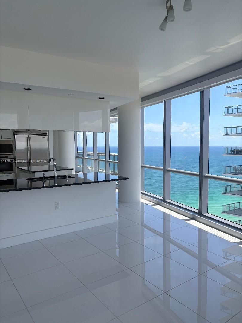 Apartamento à Venda em Sunny Isles Beach, FL
