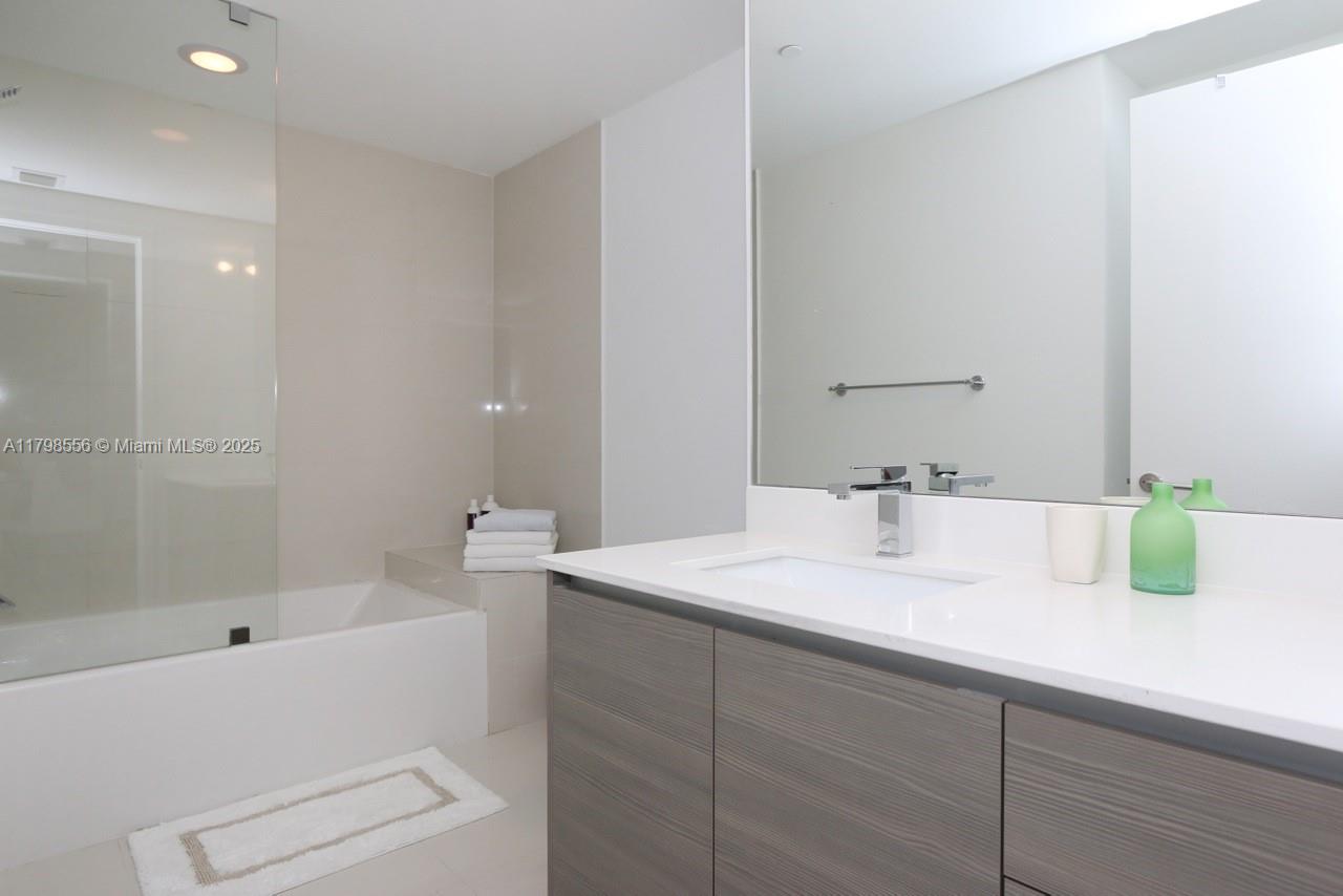 460 NE 28th St #3007, Miami FL 33137