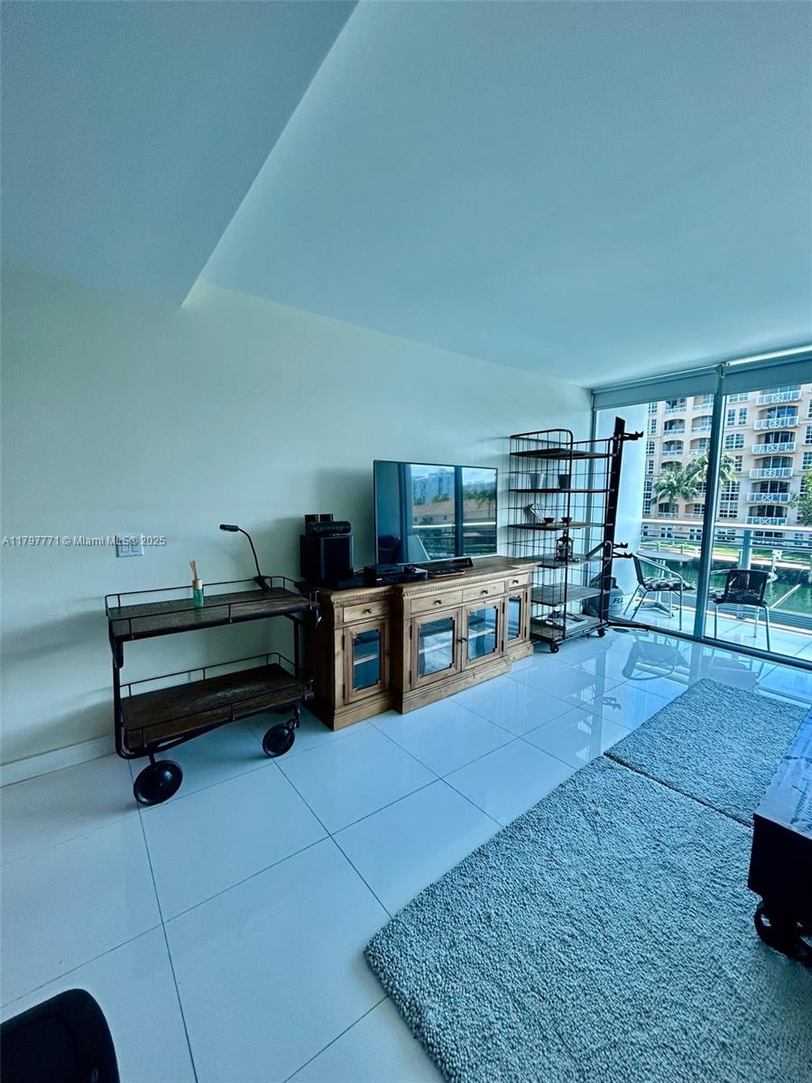 2950 NE 188th St #216, Aventura FL 33180
