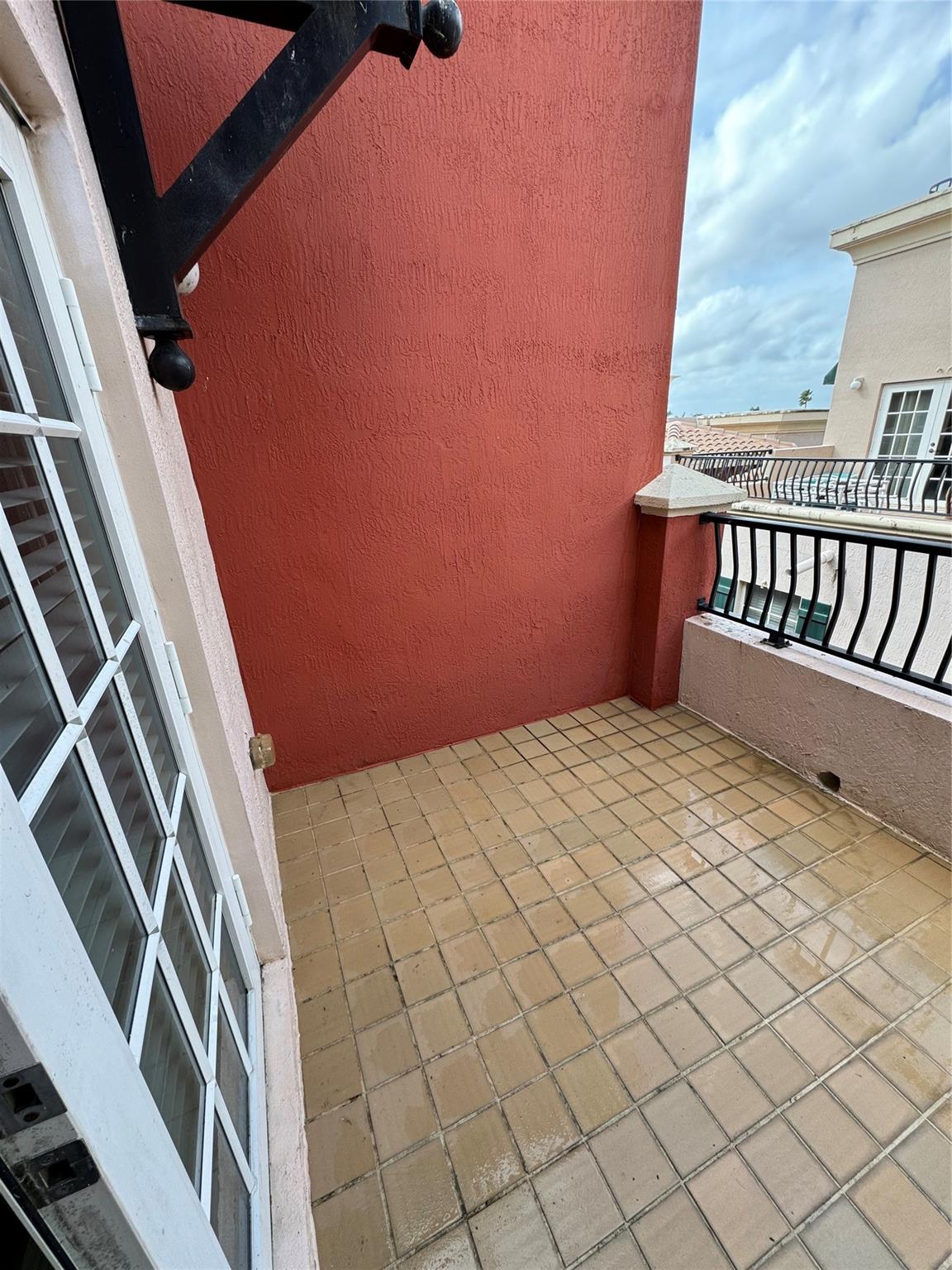 NO OTHER 4 BEDROOMS AVAILABLE CURRENTLY AND NOT MANY UNIT IN COMPLEX CAN COMPARE…4 BEDROOM 4.5 BATH AVAILABLE in a Luxury gated European village style townhouse community****This 4 LEVEL RESIDENCE WITH 2 car garage has 2 balconies terrace’s on the 4th floor and is in the heart of Fort Lauderdale area. Only a mile to FORT LAUDERDALE BEACHES and even closer to the GALLERIA MALL AND MANY FINE OUTSTANDING BARS AND RESTAURANTS. Villa Medici is well maintained gated community that offers privacy, security and a community pool. Bathrooms are on every floor. Dual zoned heating. New flat roof has been installed and complex is gonna be painted soon.