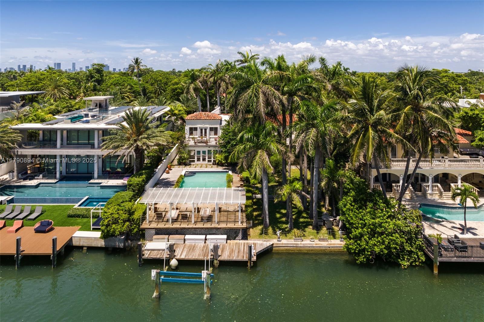 5215 Pine Tree Dr Miami Beach, FL 33140