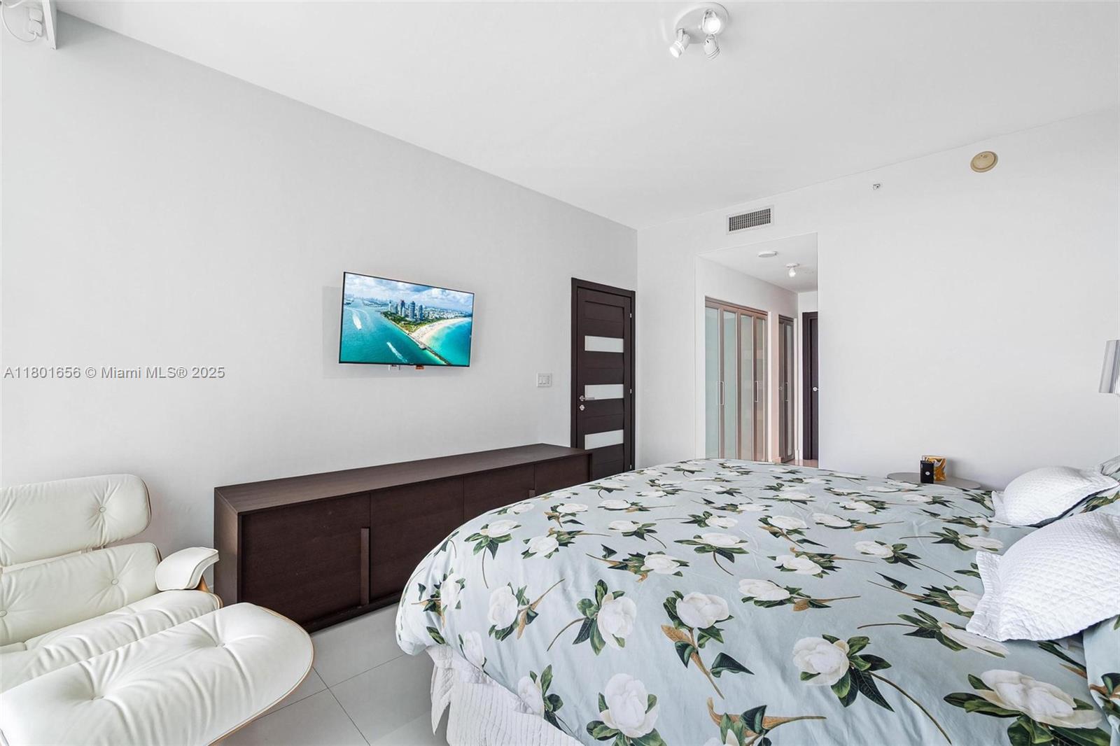 900 Biscayne Blvd #2208, Miami FL 33132