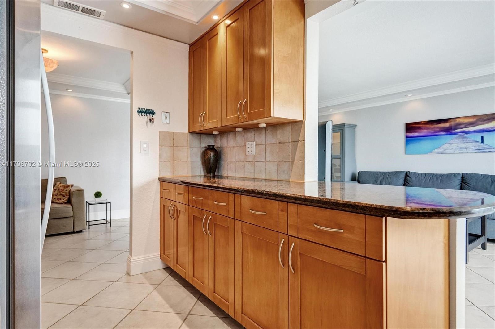 137 Golden Isles Dr #1105, Hallandale Beach, Florida image 25