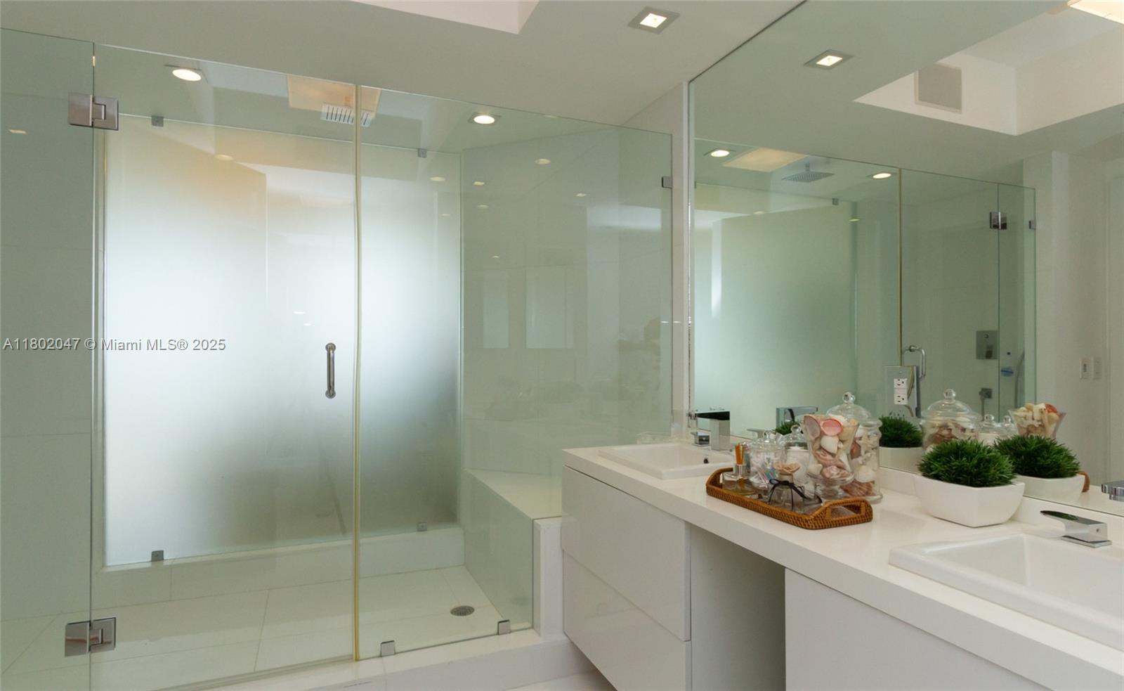 4775 Collins Ave #3203, Miami Beach FL 33140