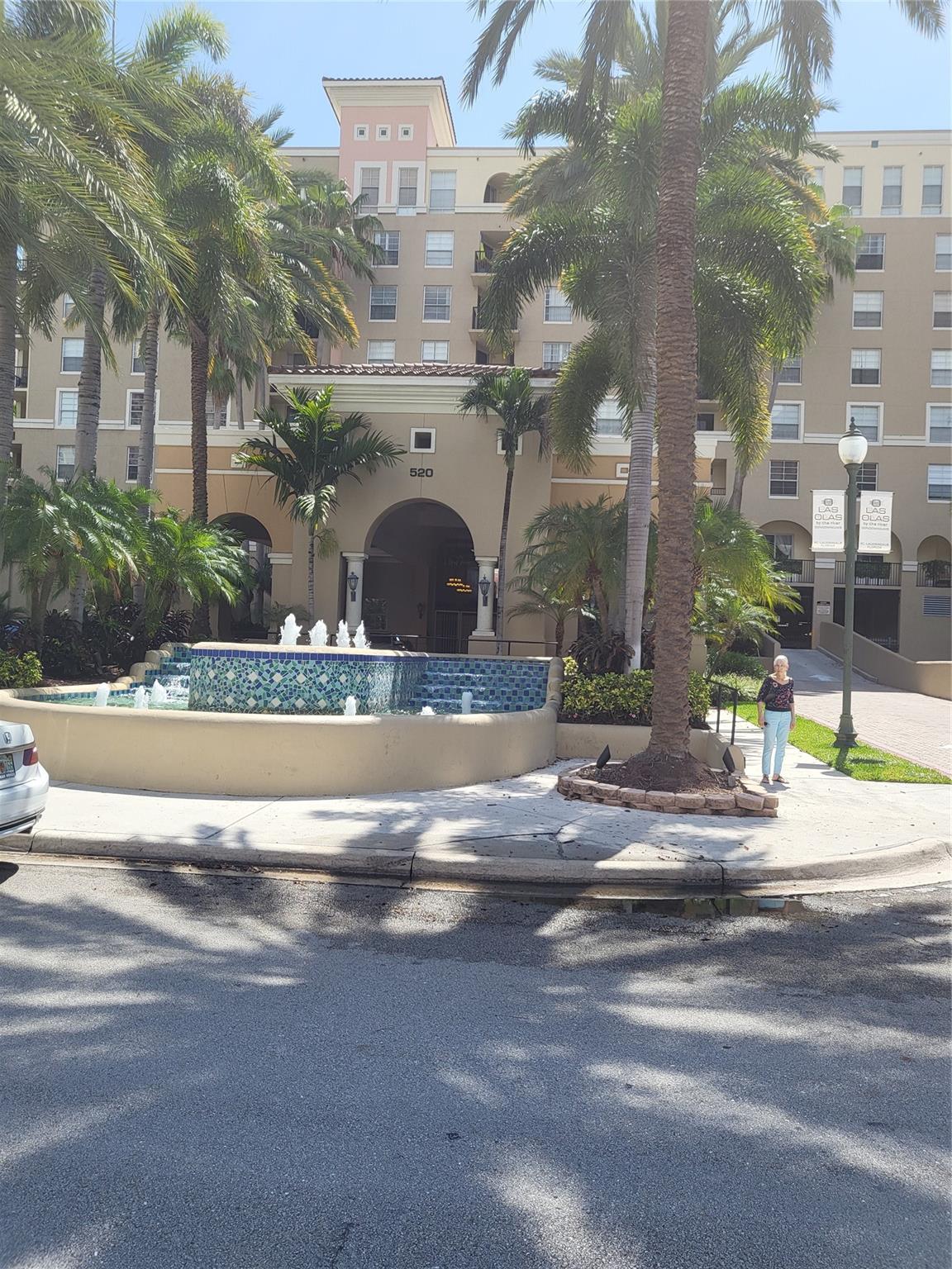 Las Olas By The River