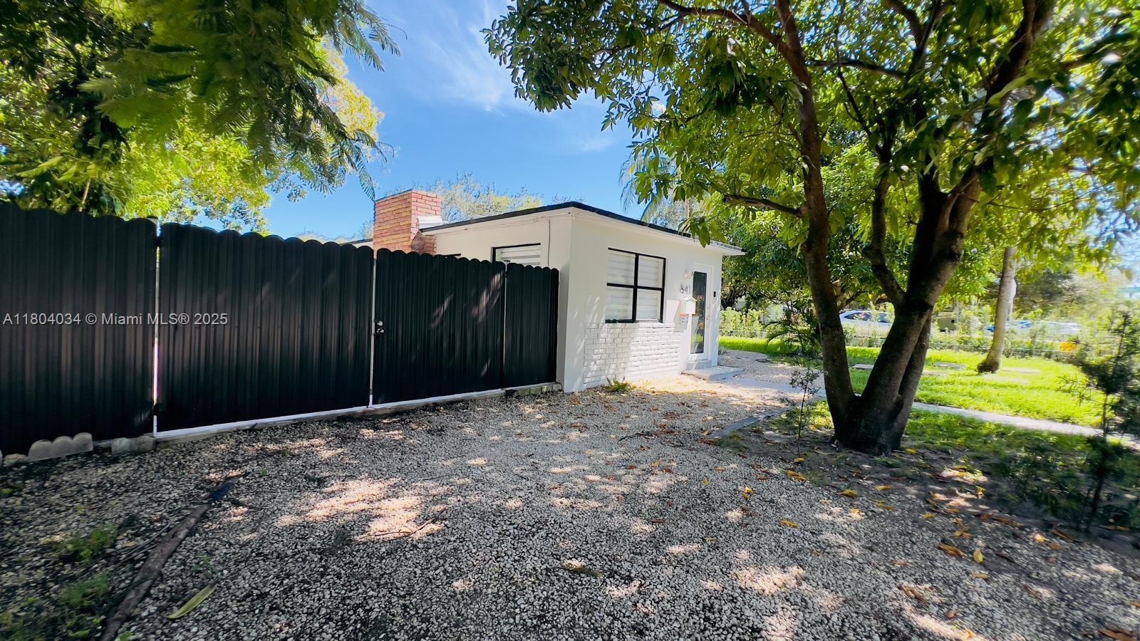 841 S 24th Ave A