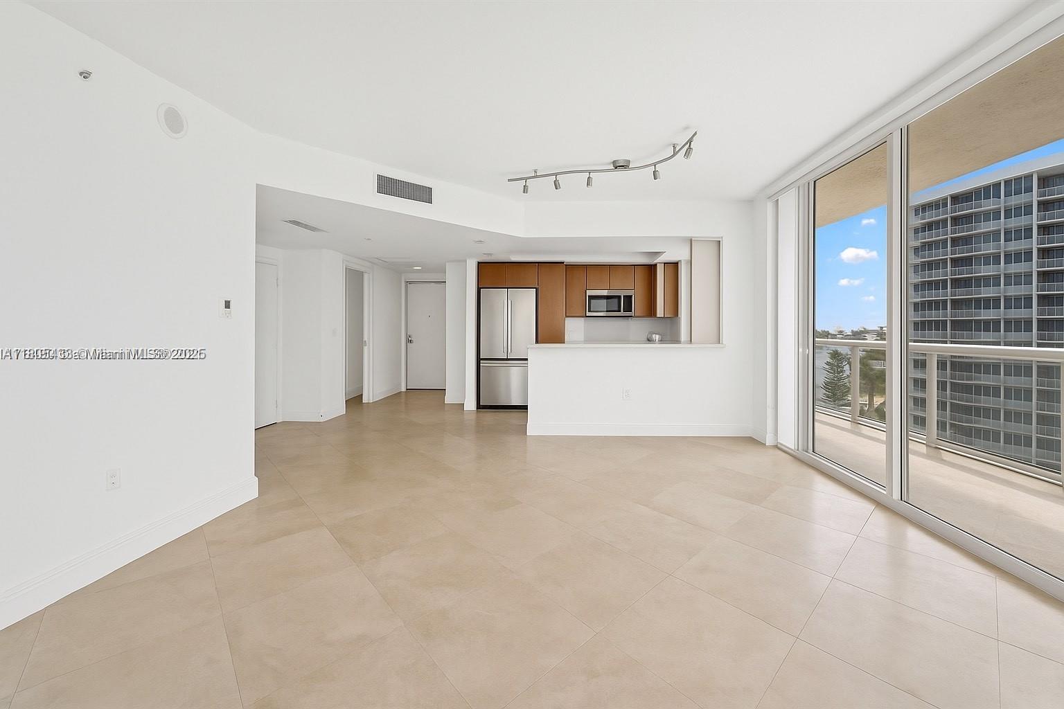 10 Venetian Way #906, Miami Beach FL 33139