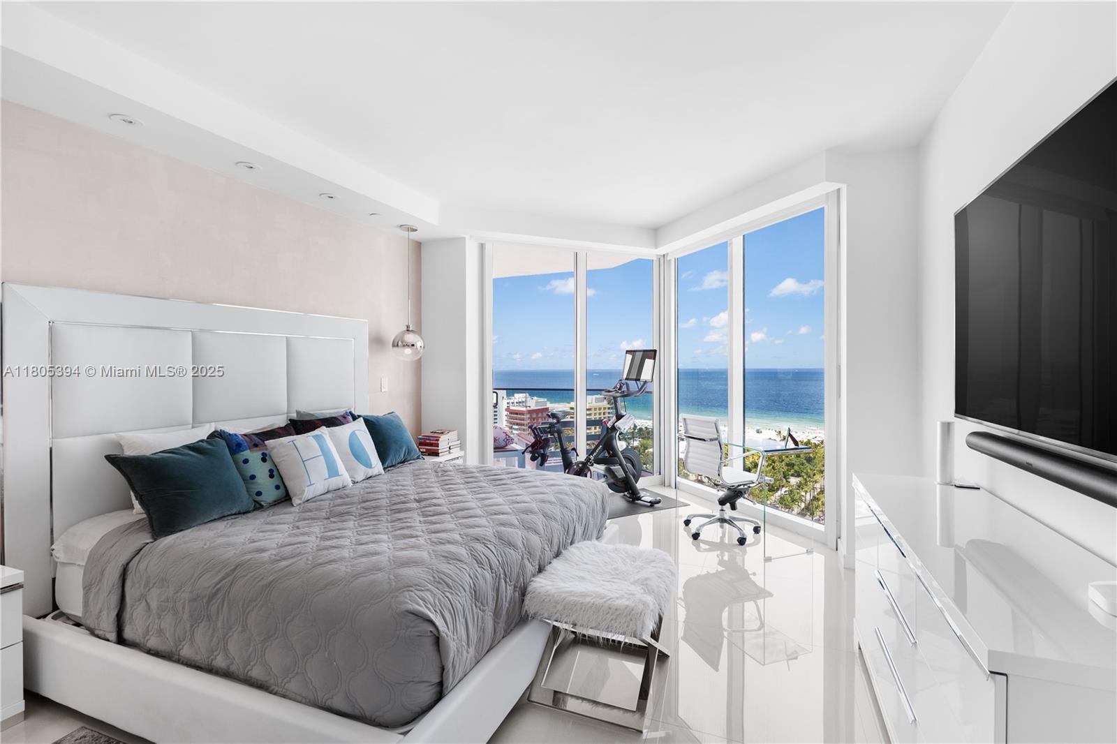 300 S Pointe Dr #2005, Miami Beach FL 33139