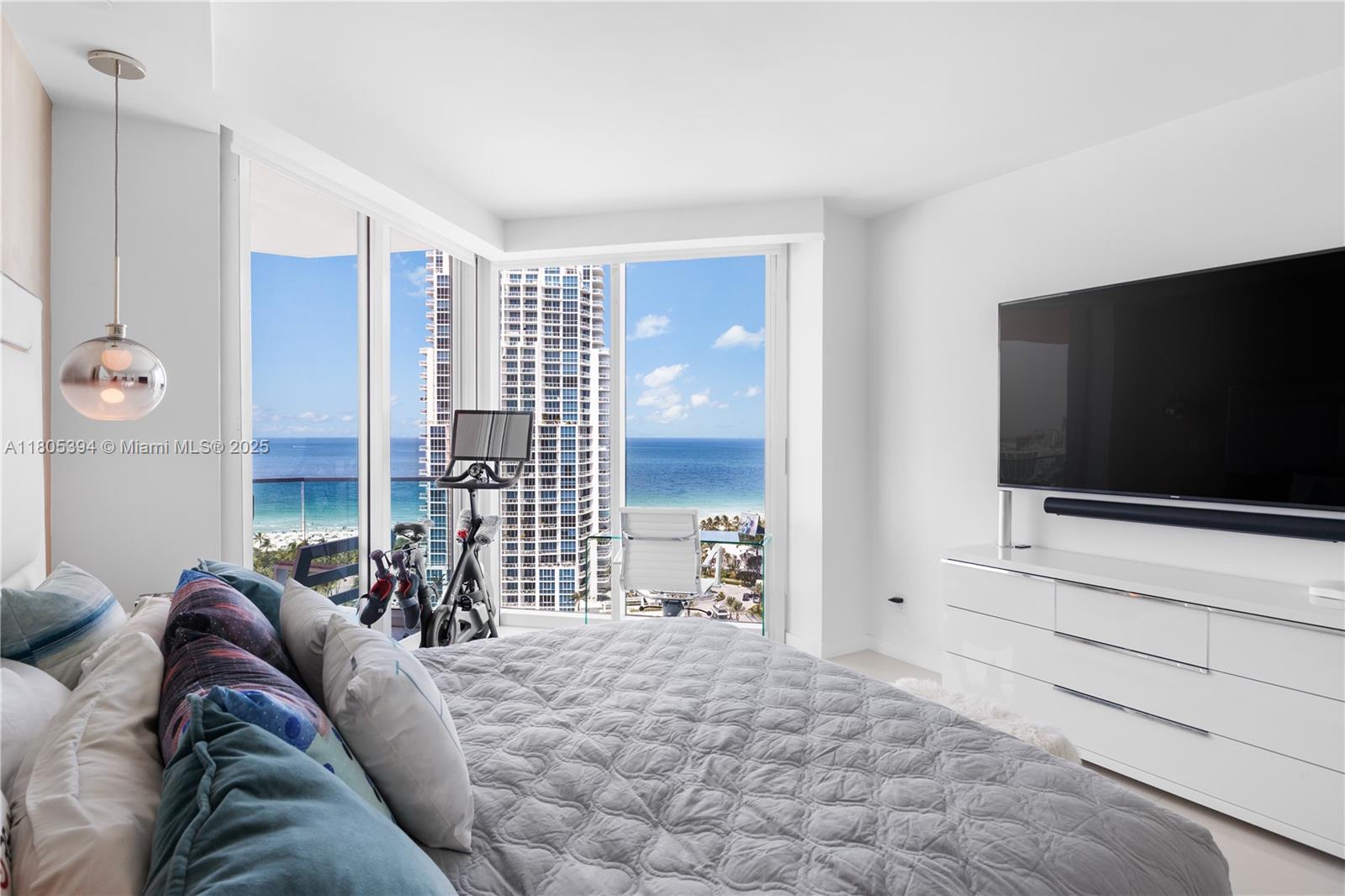 300 S Pointe Dr #2005, Miami Beach FL 33139