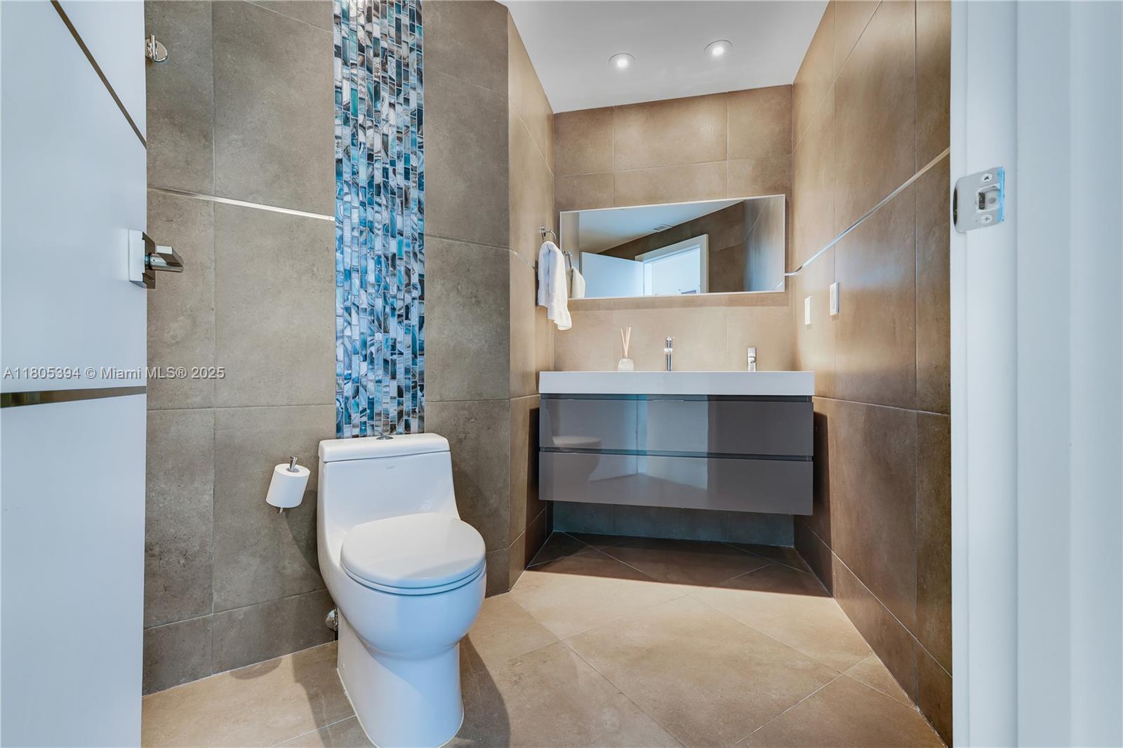 300 S Pointe Dr #2005, Miami Beach FL 33139