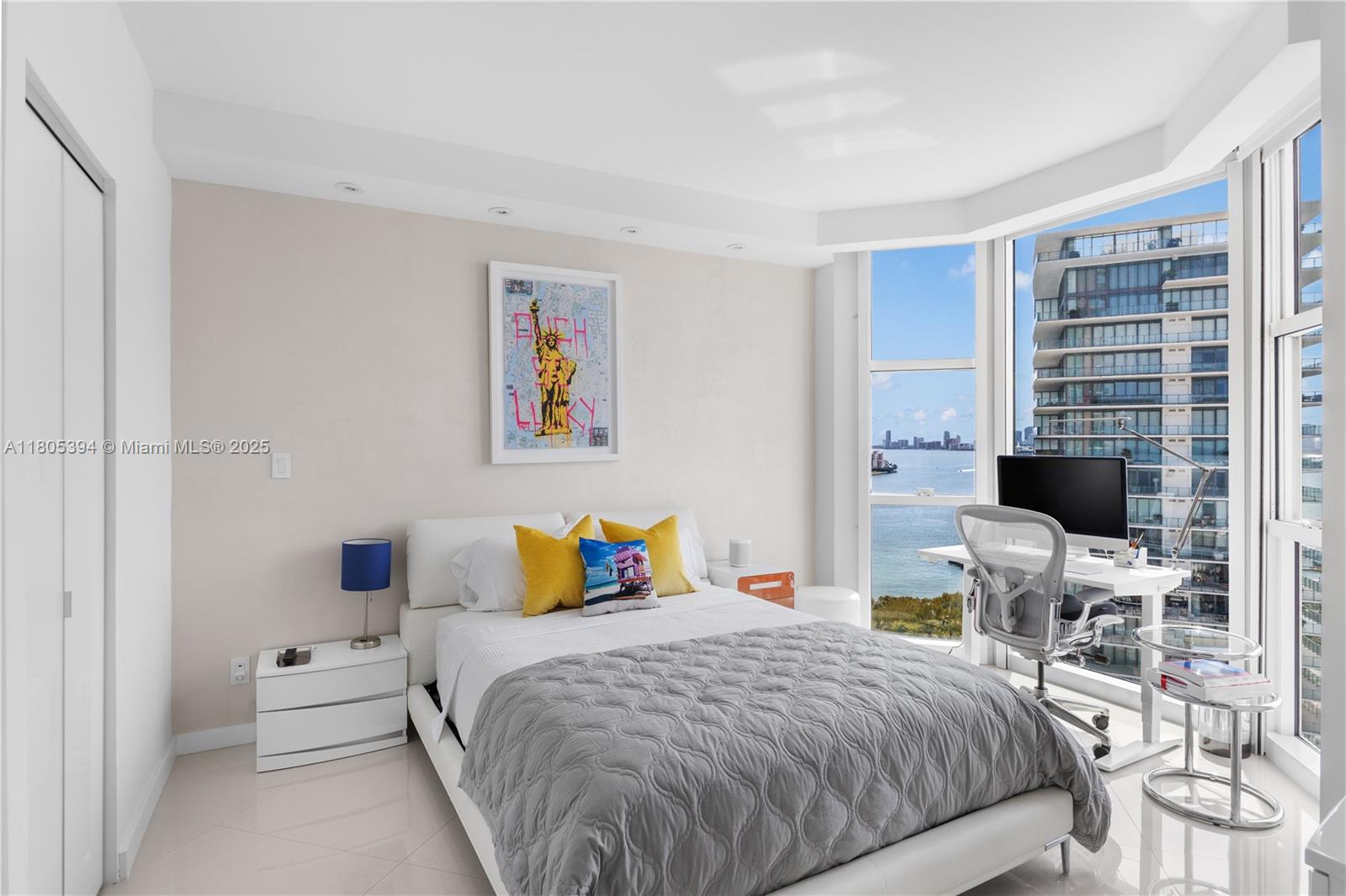 300 S Pointe Dr #2005, Miami Beach FL 33139