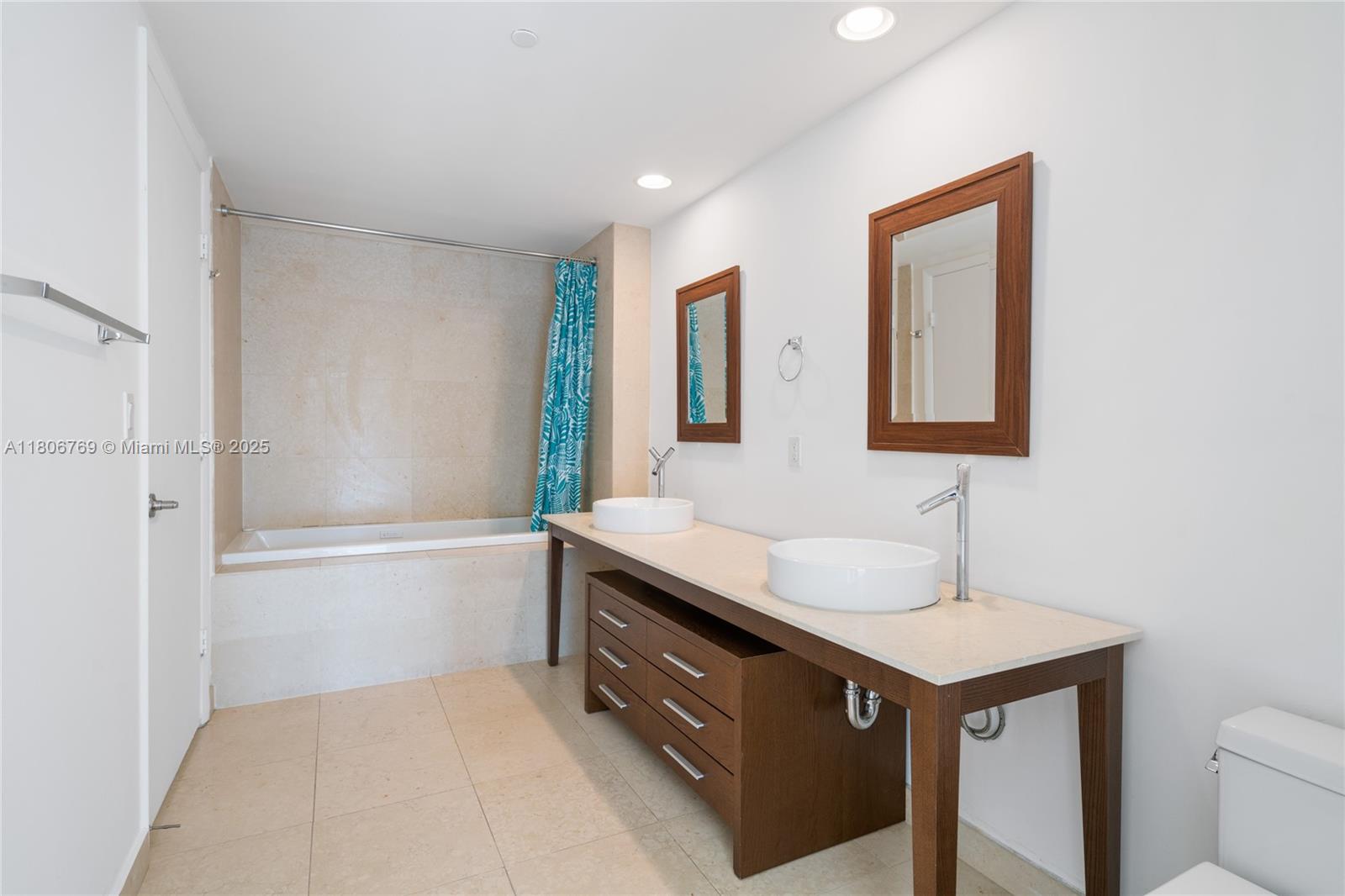 495 Brickell Ave #2709, Miami FL 33131