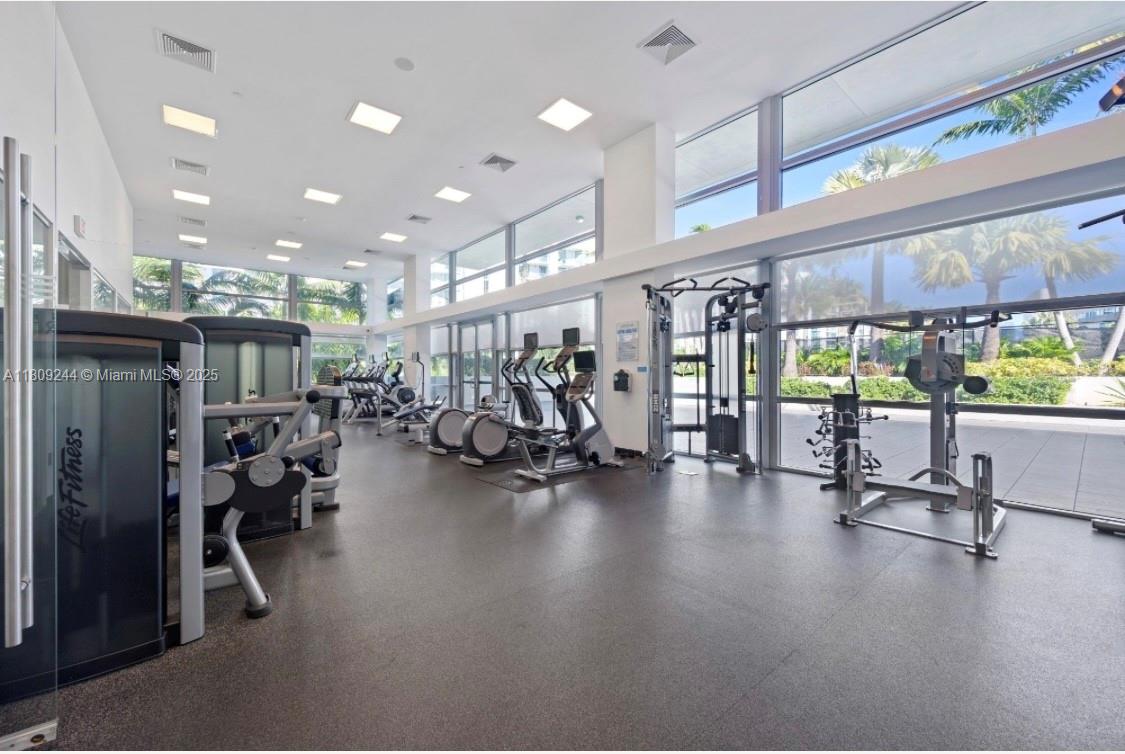 2950 NE 188th St #121, Aventura FL 33180