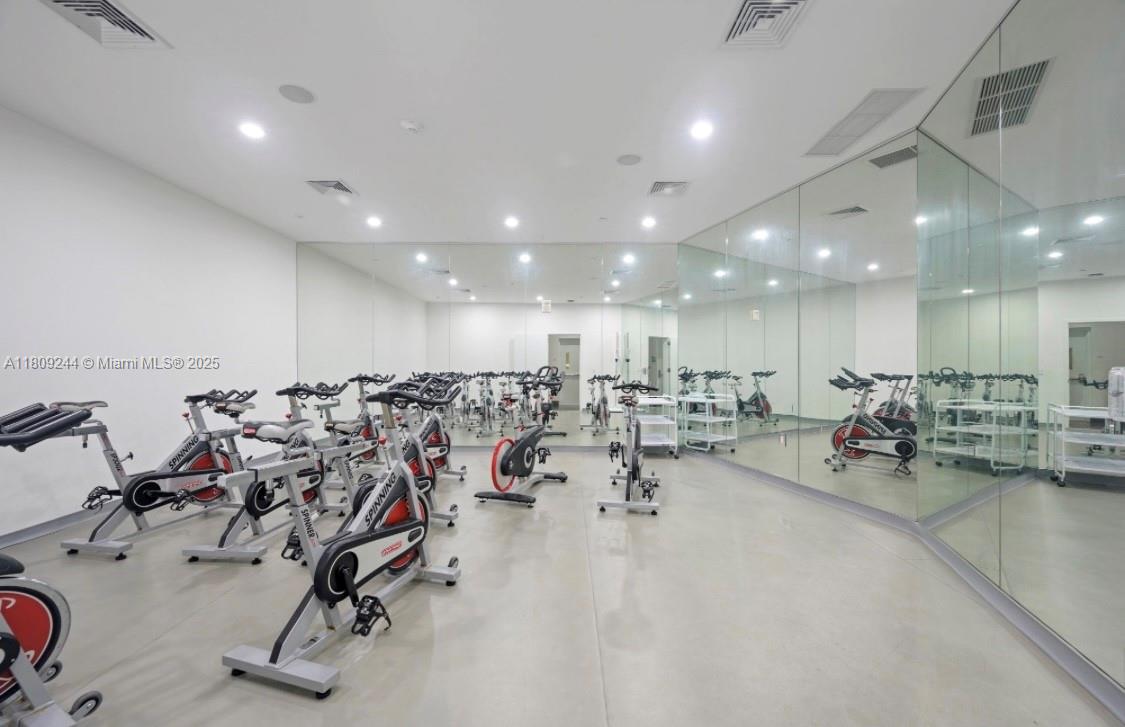 2950 NE 188th St #121, Aventura FL 33180