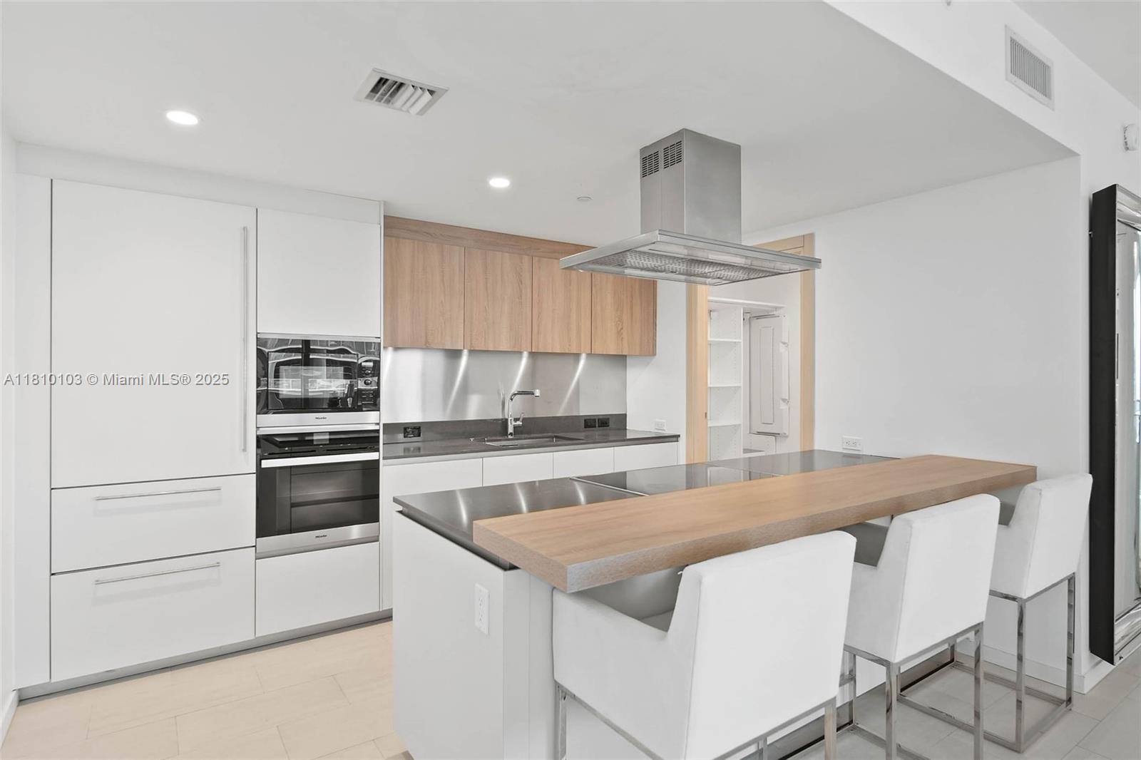 1000 Brickell Plz #4209, Miami FL 33131