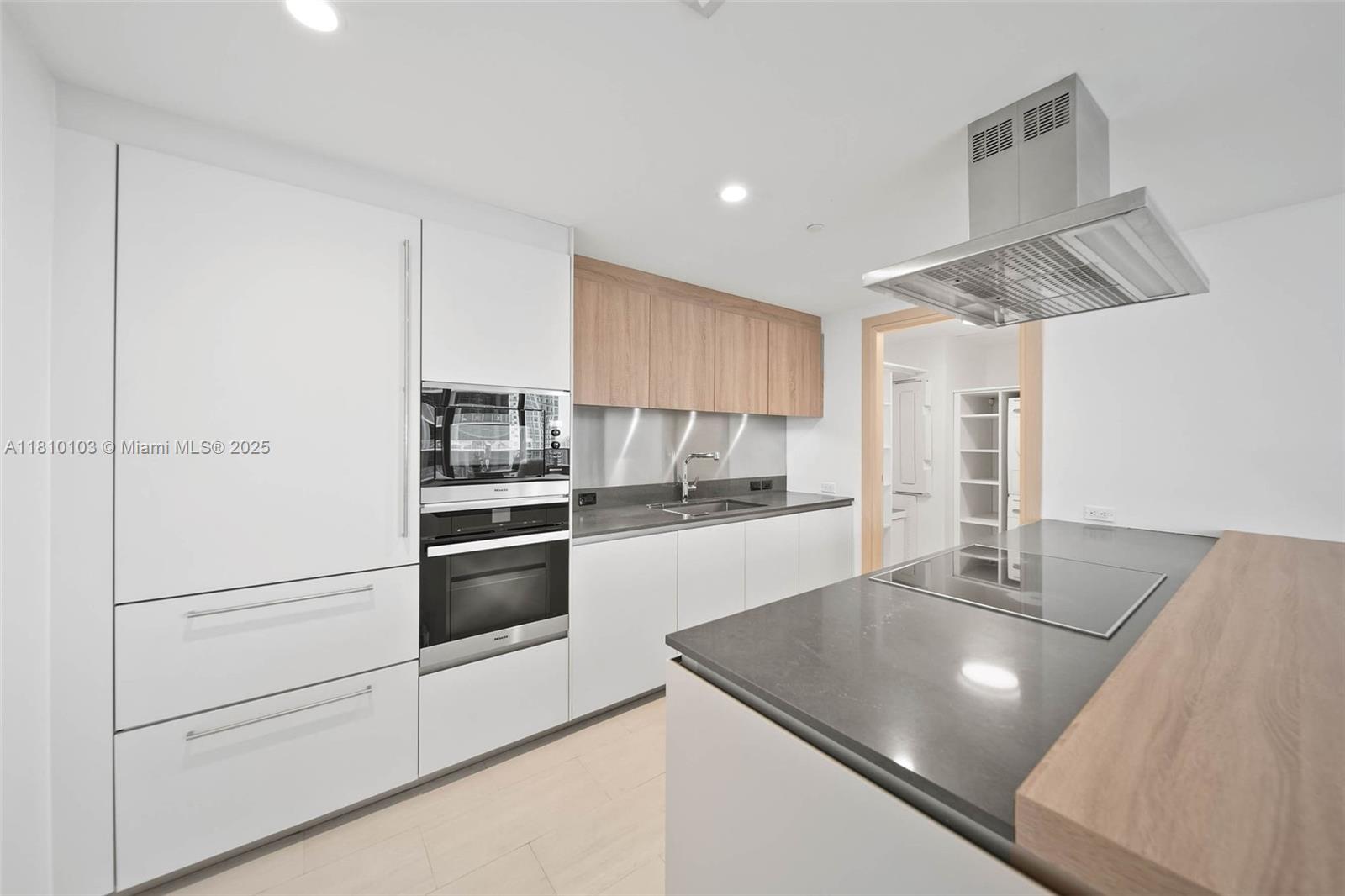 1000 Brickell Plz #4209, Miami FL 33131