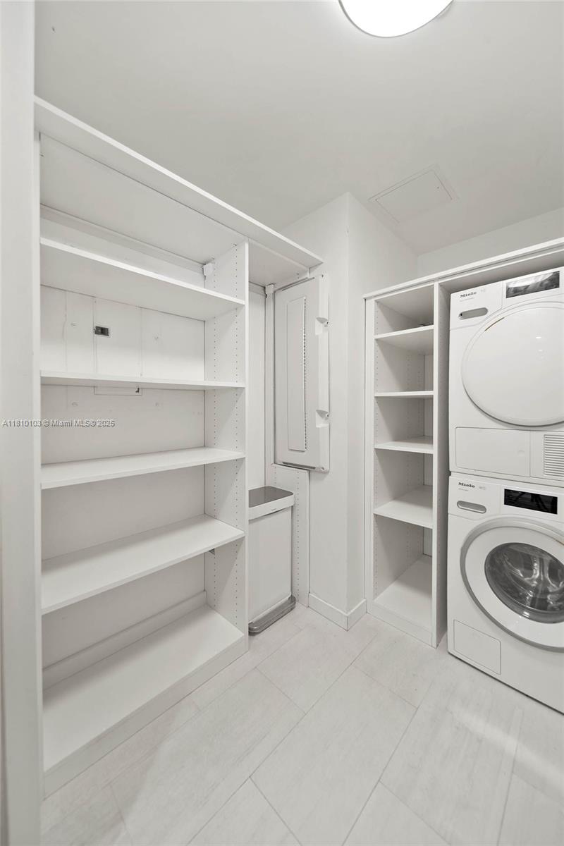 1000 Brickell Plz #4209, Miami FL 33131