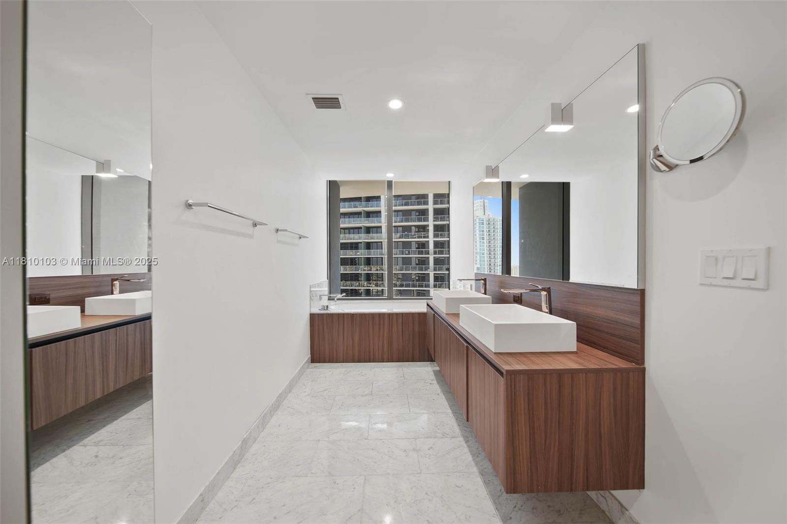 1000 Brickell Plz #4209, Miami FL 33131