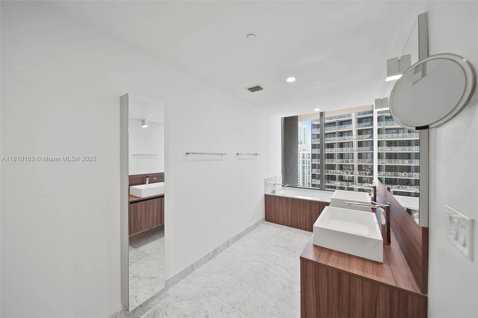 1000 Brickell Plz #4209, Miami FL 33131