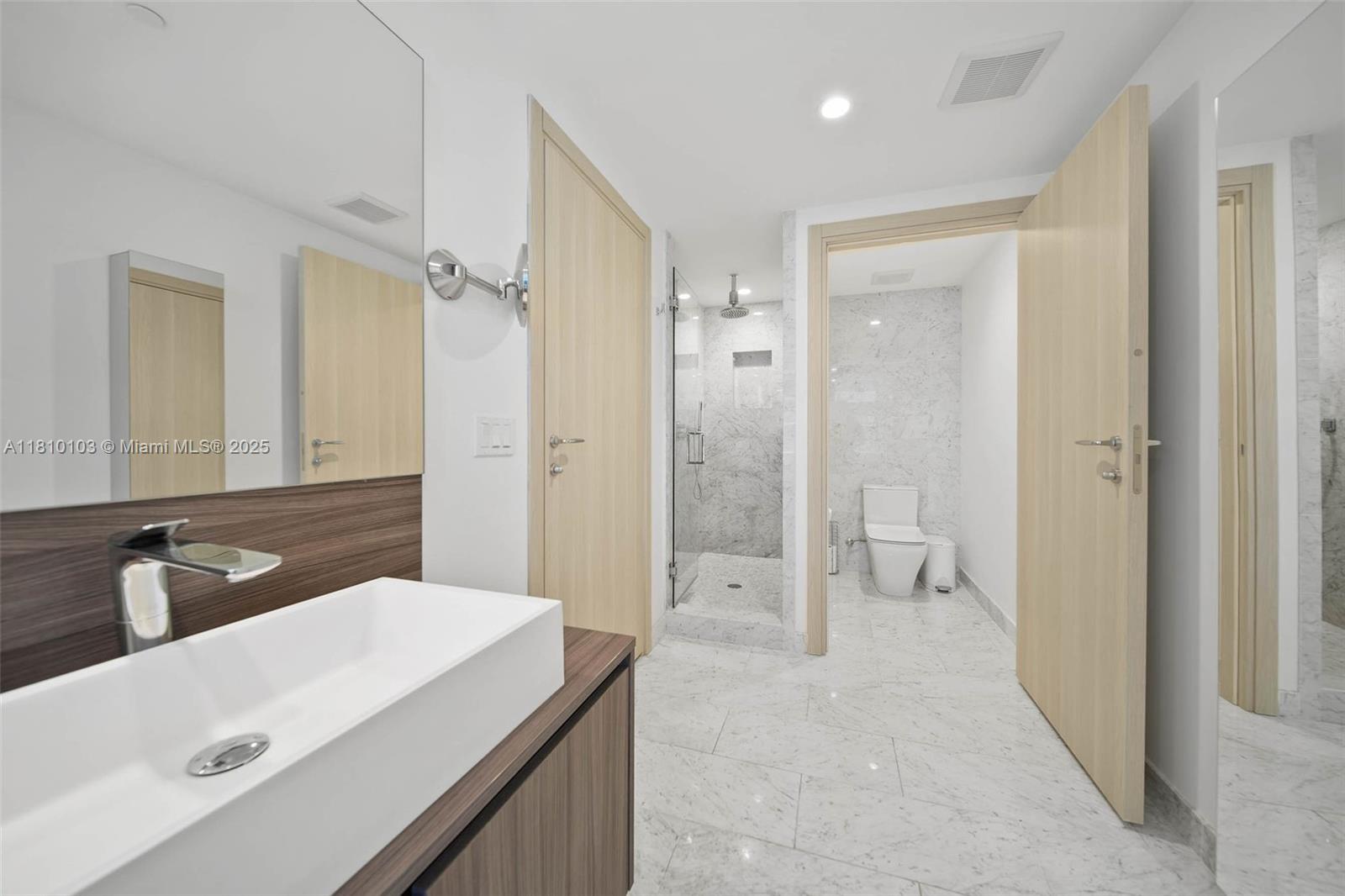 1000 Brickell Plz #4209, Miami FL 33131