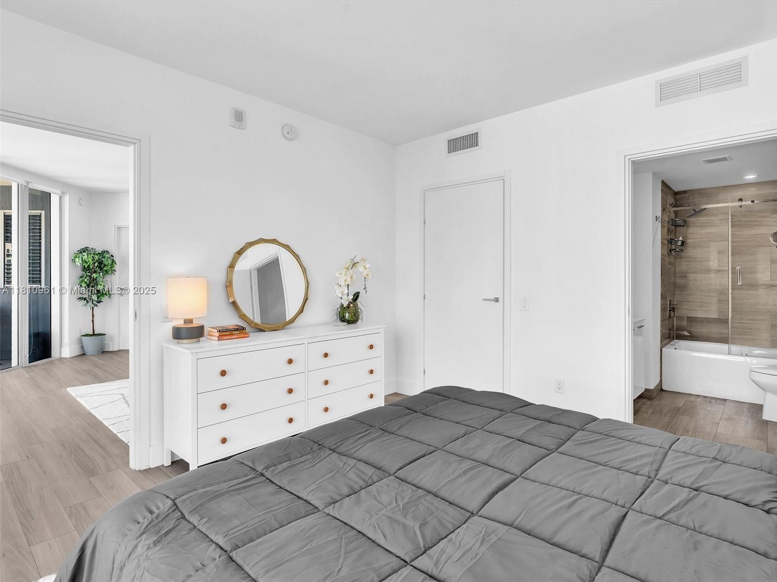 1300 Brickell Bay Dr #3207, Miami FL 33131