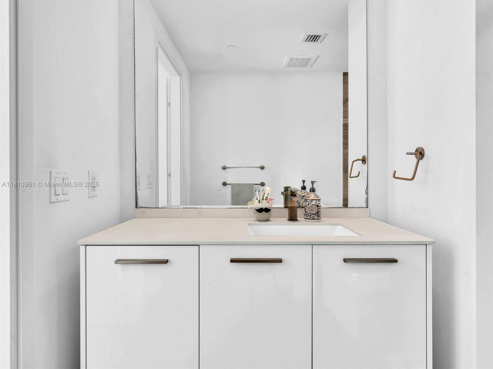 1300 Brickell Bay Dr #3207, Miami FL 33131