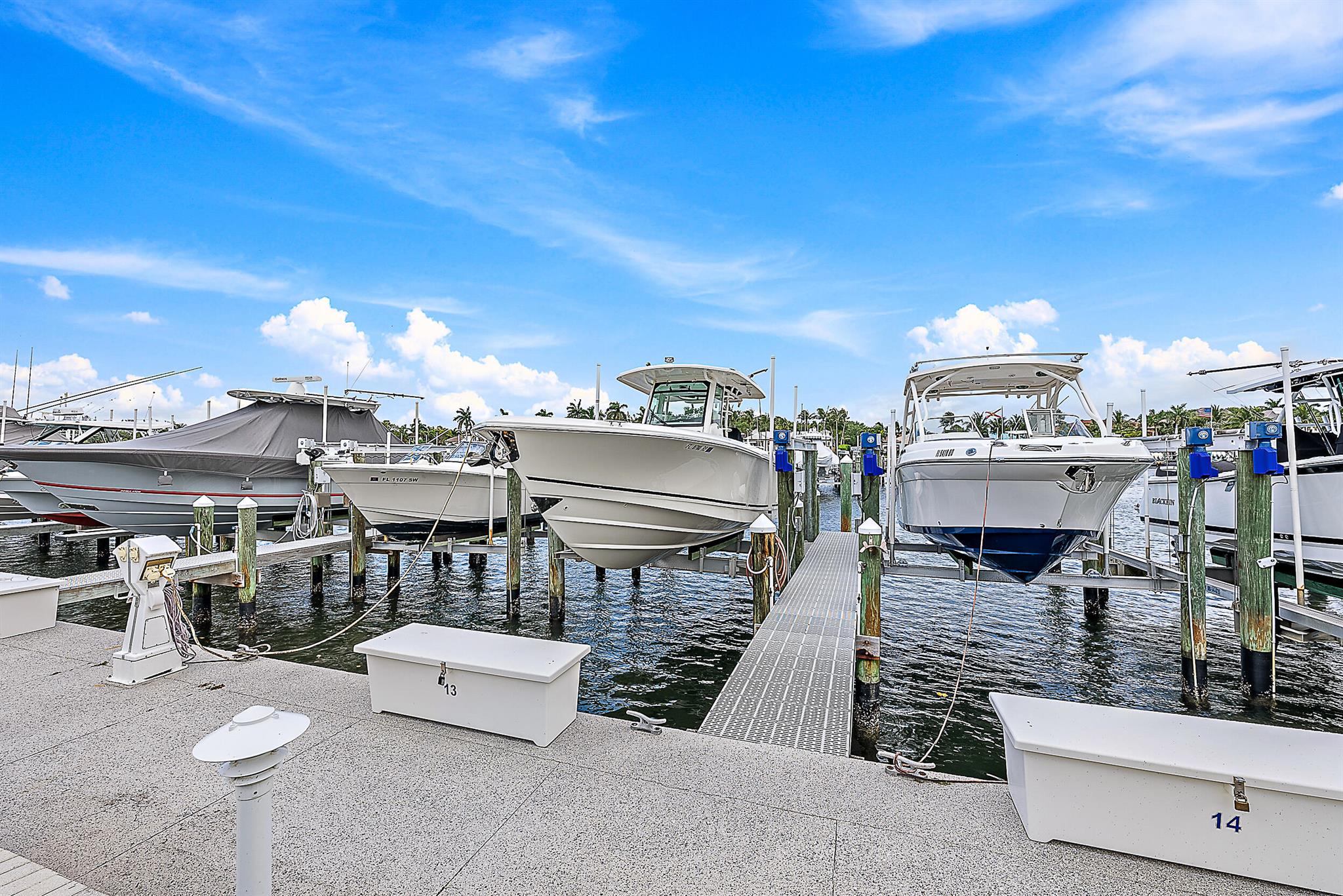 Image to showcase the property located at 621 Bay Colony Drive S