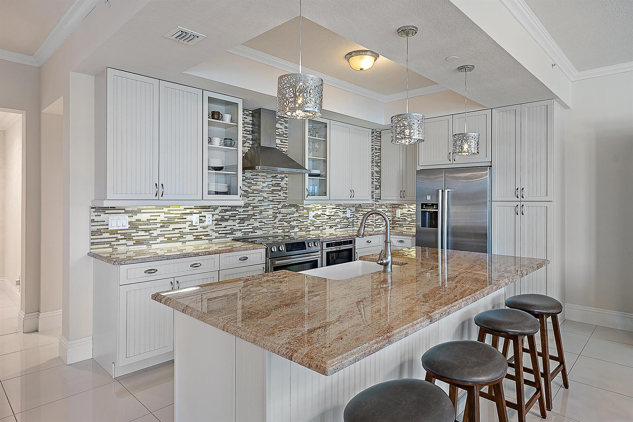 Image to showcase the property located at 621 Bay Colony Drive S