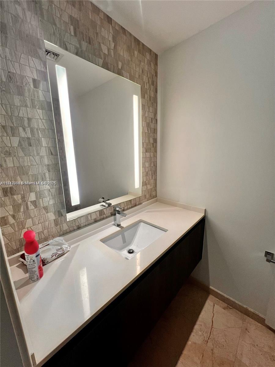 88 SW 7th St #803, Miami FL 33130