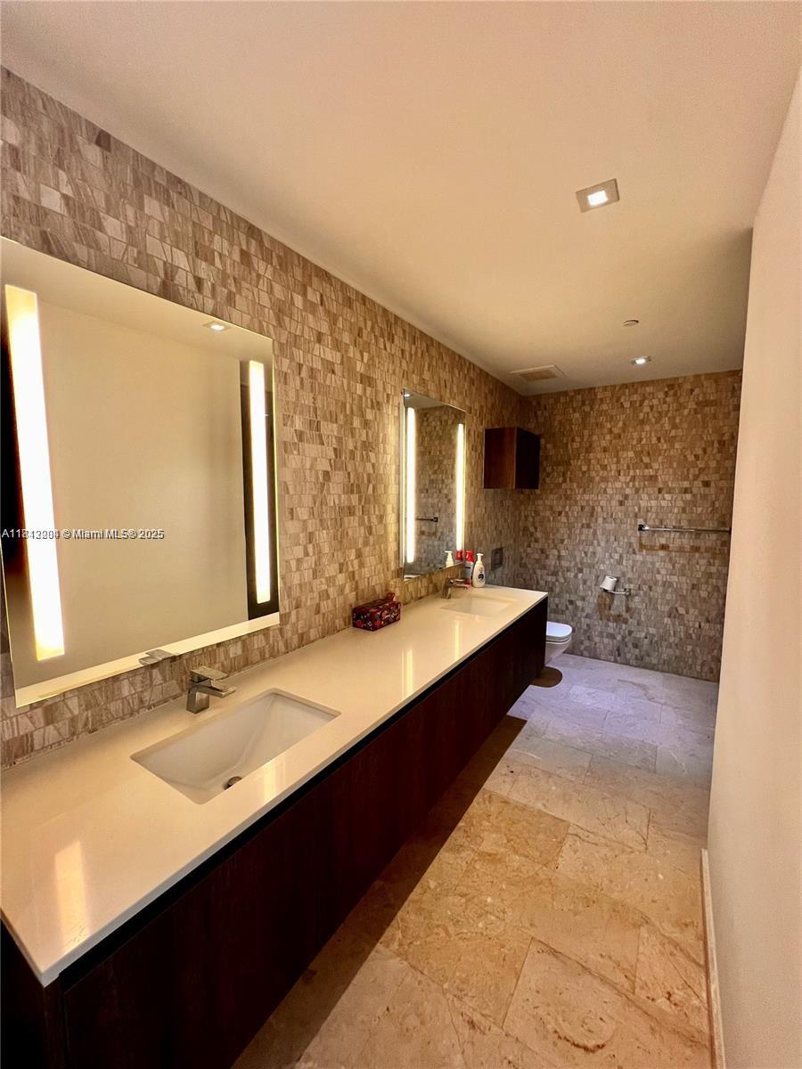 88 SW 7th St #803, Miami FL 33130