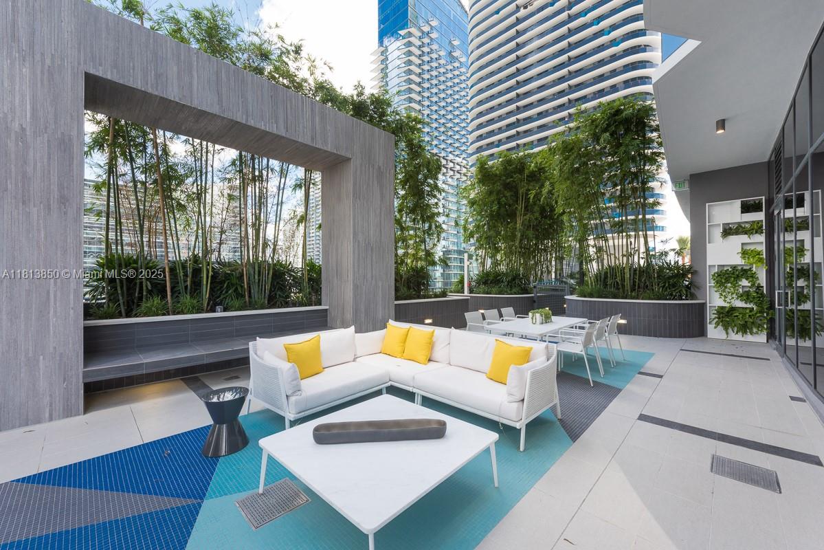 45 SW 9th St #2402, Miami FL 33130