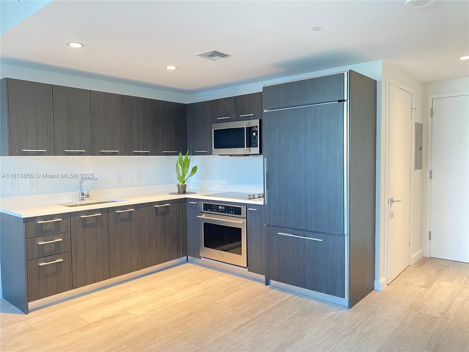 45 SW 9th St #2402, Miami FL 33130