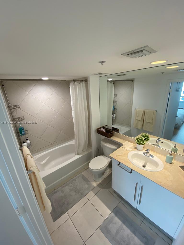 335 S Biscayne Blvd #2404, Miami FL 33131