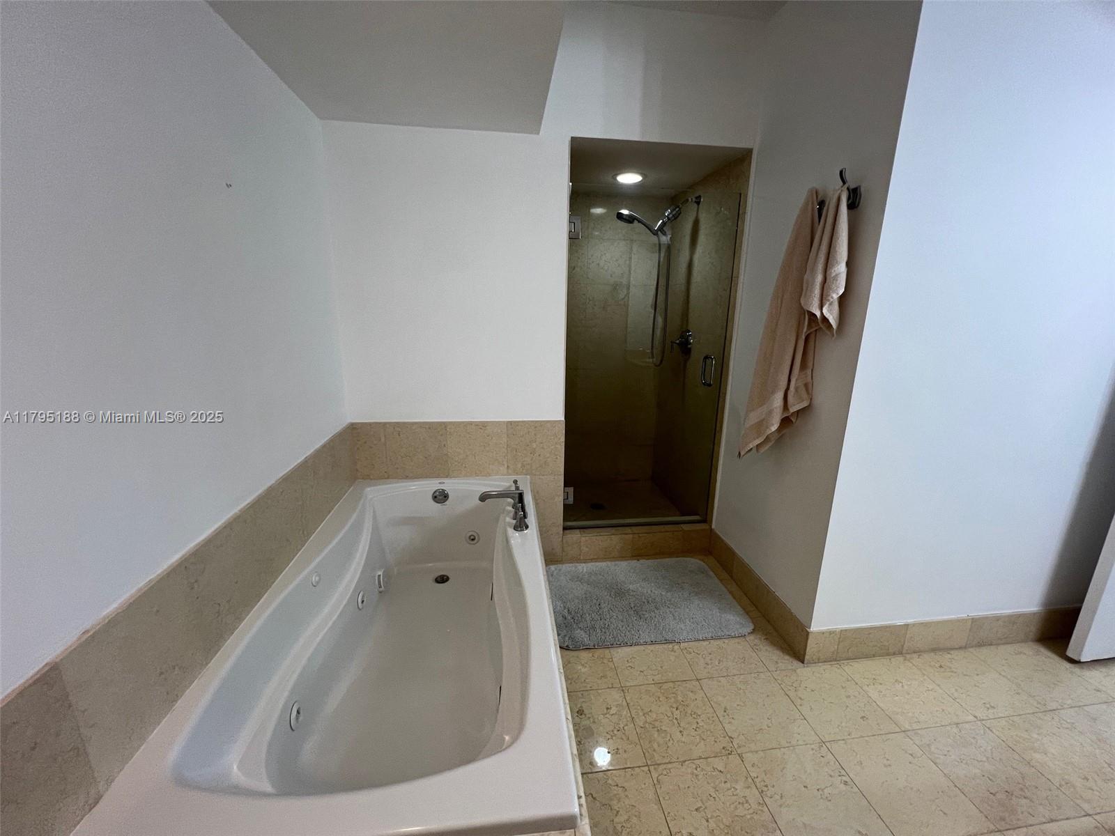 19900 E Country Club Dr #718, Aventura FL 33180