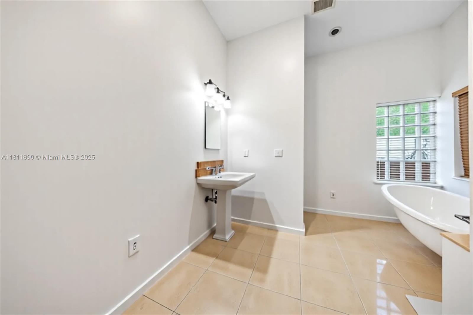 81 Hough Dr, Miami Springs, Florida image 5
