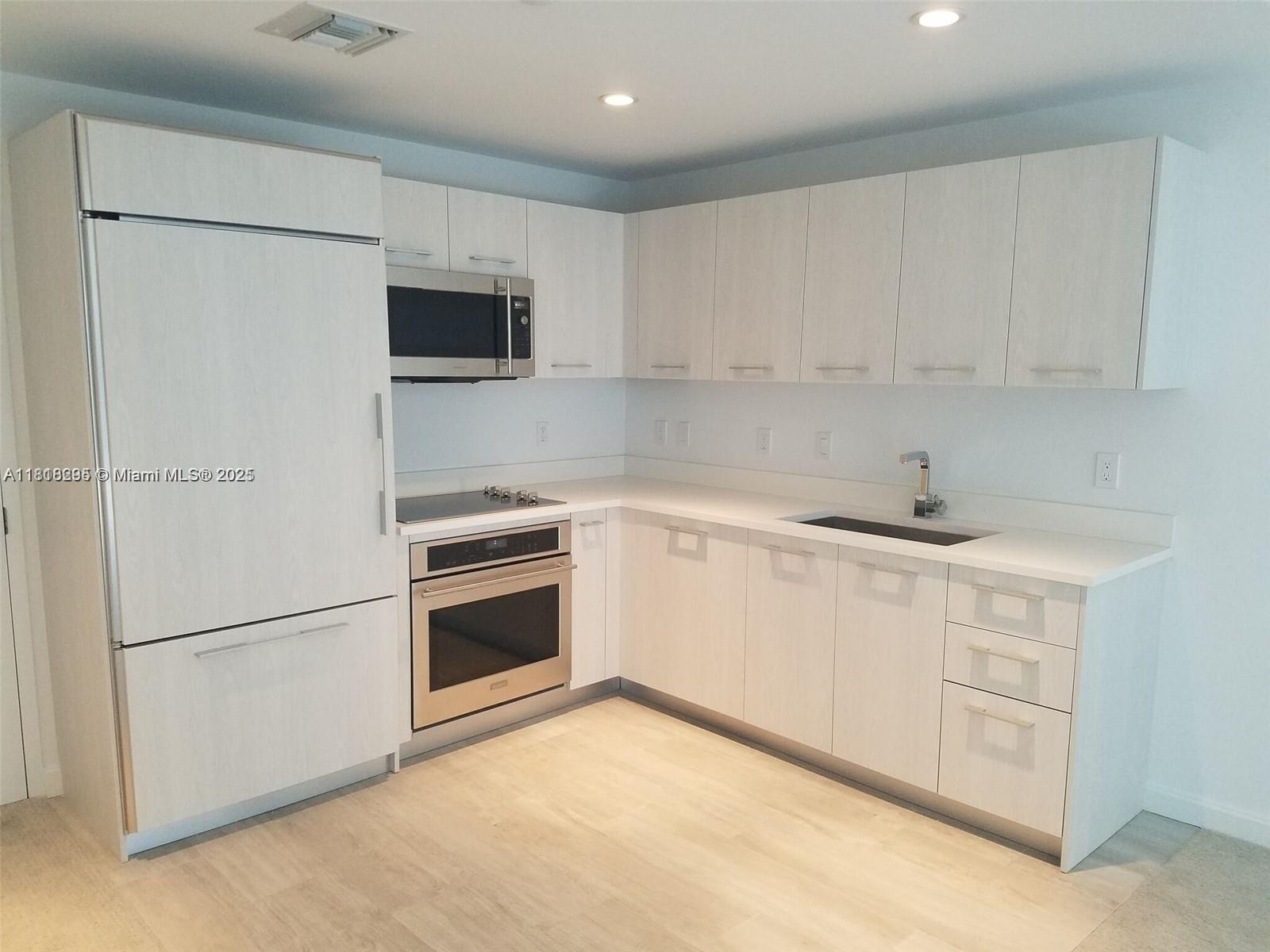 45 SW 9th St #2907, Miami FL 33130