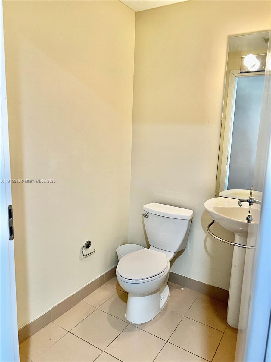 300 S Biscayne Blvd #2401, Miami FL 33131