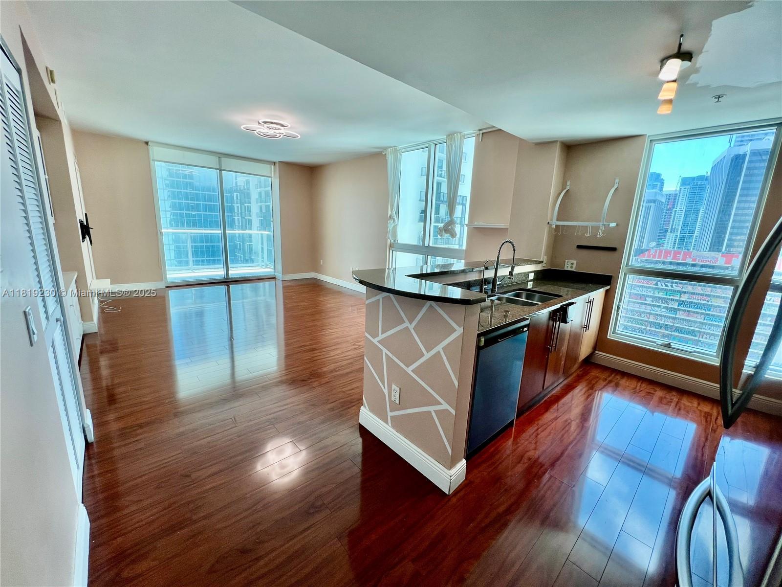 300 S Biscayne Blvd #2401, Miami FL 33131
