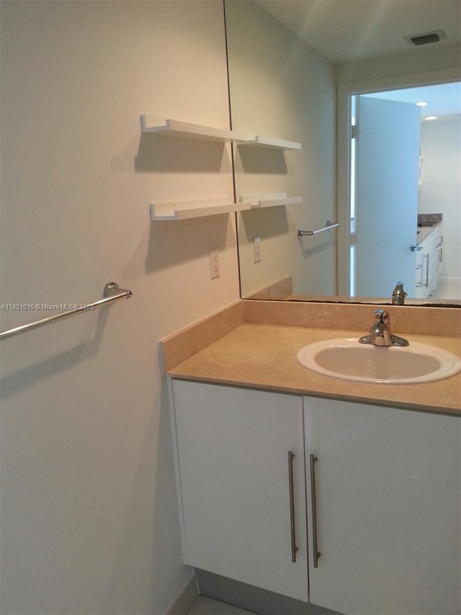 325 S Biscayne Blvd #3120, Miami FL 33131